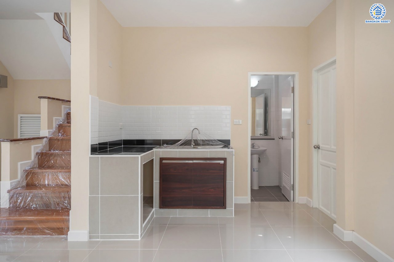 บ้านมือสองตกแต่งใหม่ โครงการ เพอร์เฟคพาร์ค วัดพระนอน จากแบรนด์ Property Perfect เนื้อที่ 35.8 ตร.ว. บ้านแฝดฟังก์ชันระดับบ้านเดี่ยว! 3 ห้องนอน 2 ห้องน้ำ 1 ที่จอดรถ พร้อม Facilities ครบครัน บนทำเลเชื่อมต่อถนนกาญจนาฯ ใกล้ทางด่วน ศรีรัช-วงแหวนฯ เซ็นทรัลเวสต์เกต และรถไฟฟ้าสายสีม่วง "สถานีตลาดบางใหญ่"